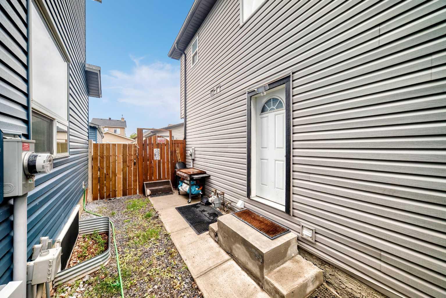 303 Saddlebrook Circle NE
