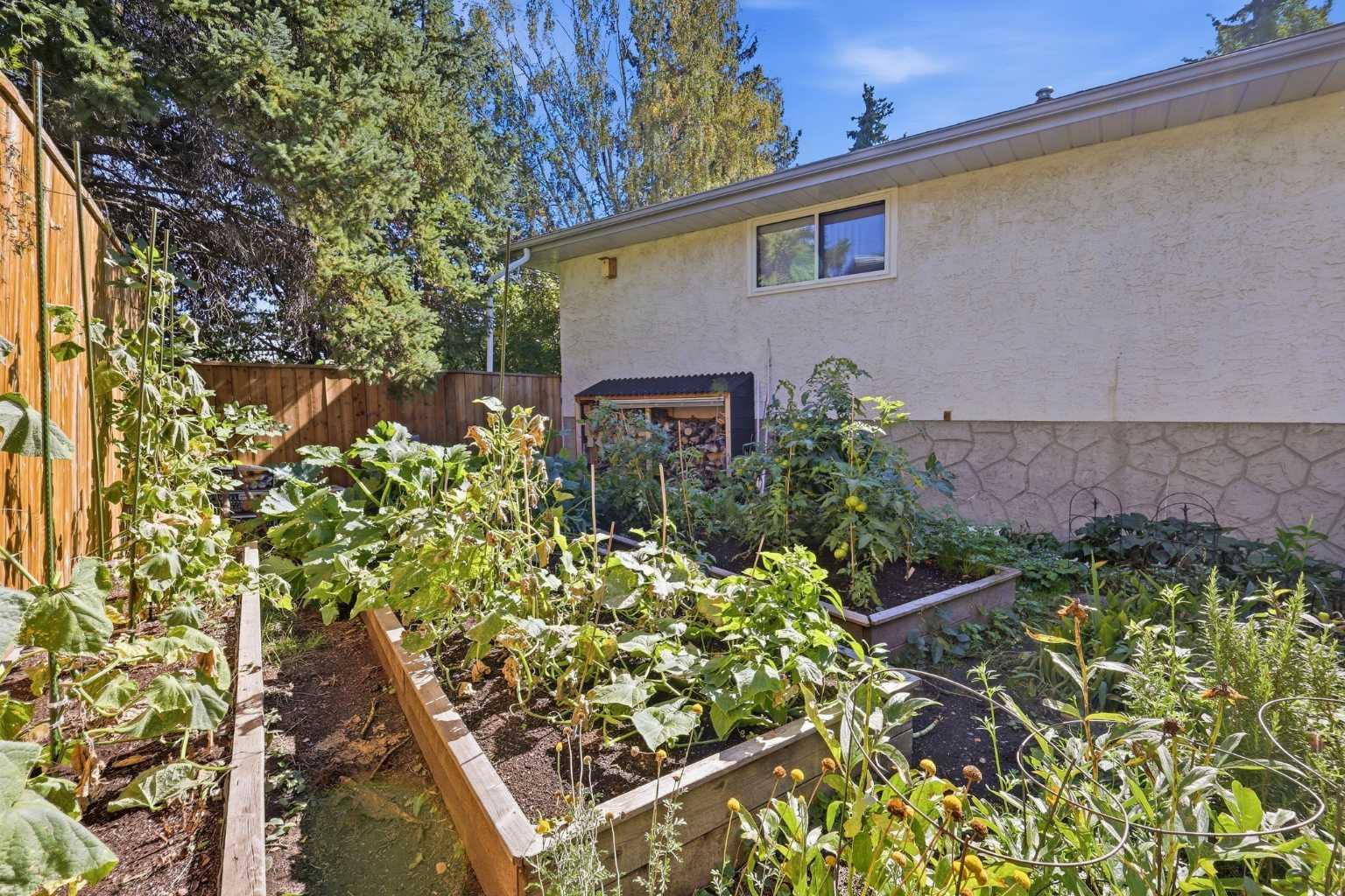 944 Canna Crescent SW