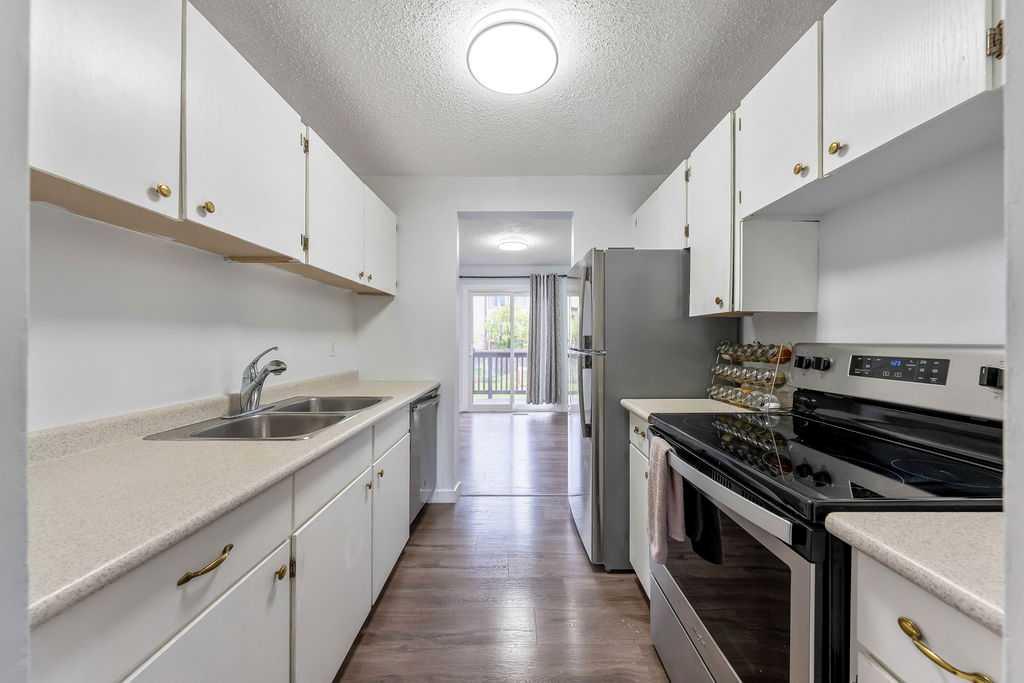 24, 73 Glenbrook Crescent 