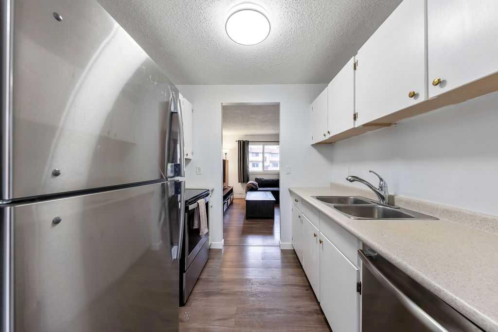 24, 73 Glenbrook Crescent 