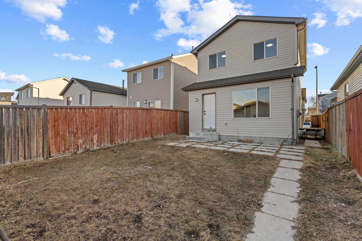 52 Martin Crossing Rise NE