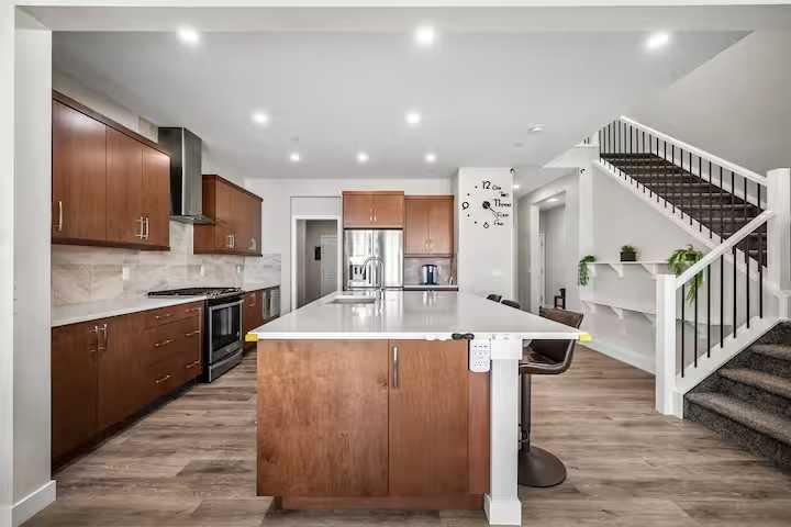 180 Howse Crescent NE