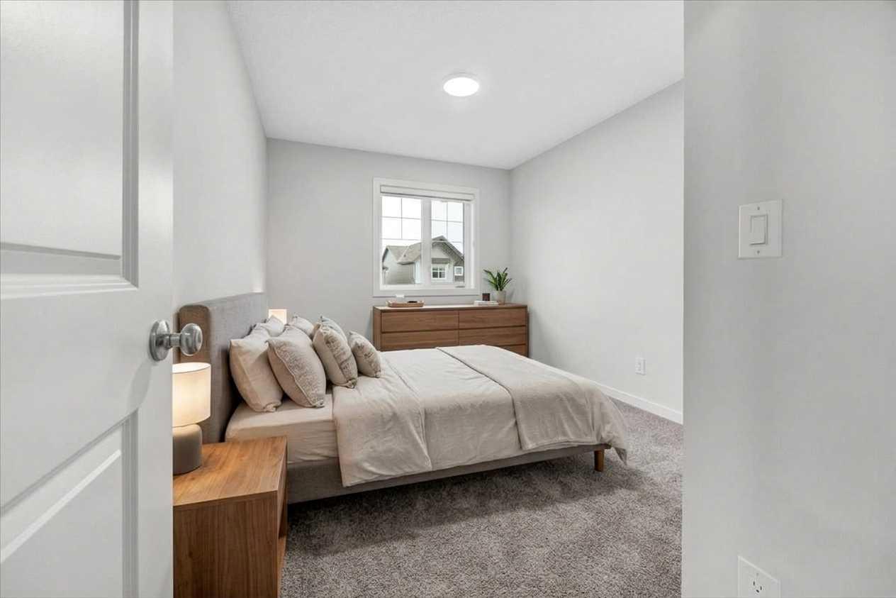 75 Versant Rise SW