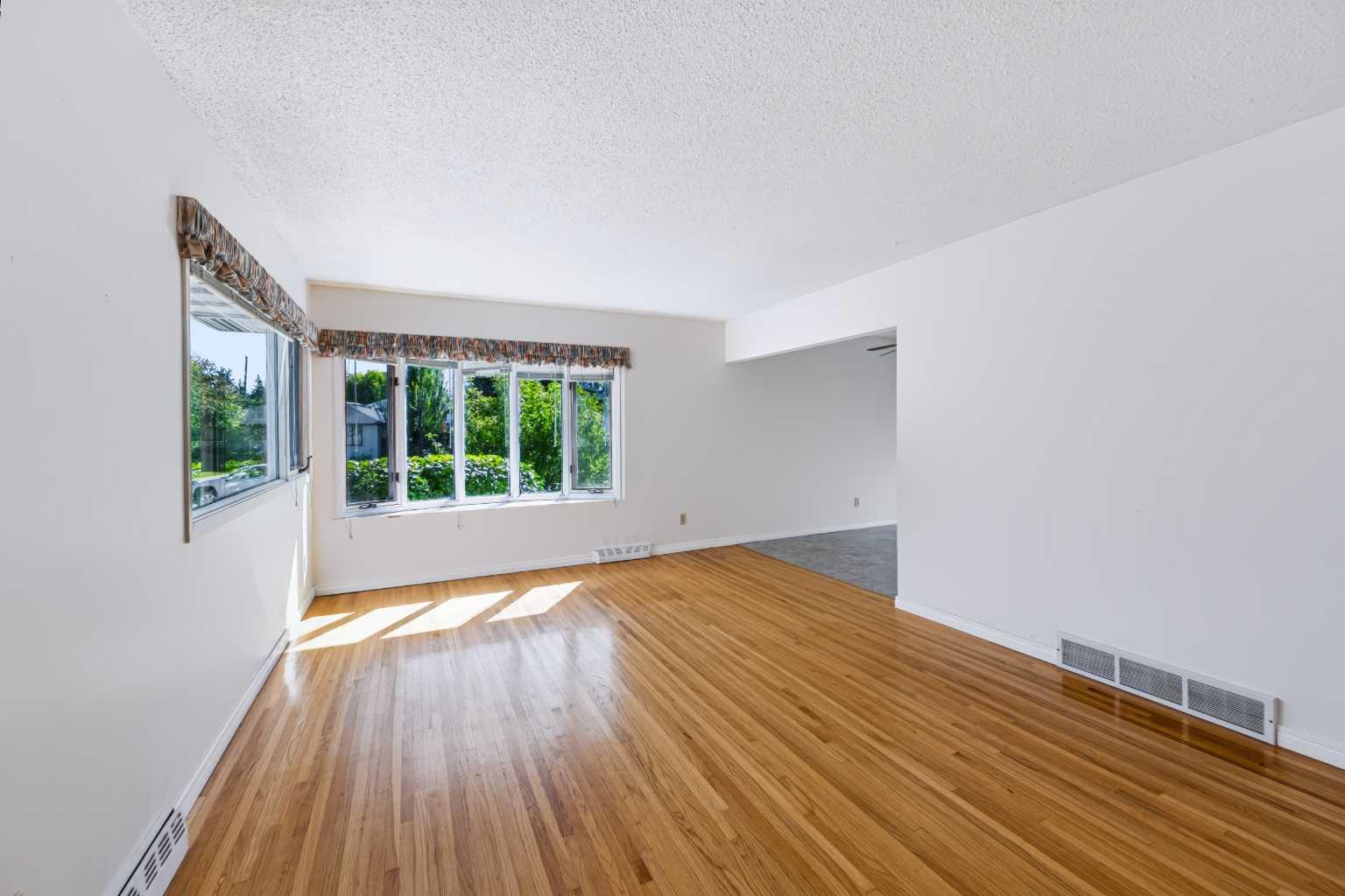 107 Hallbrook Drive SW