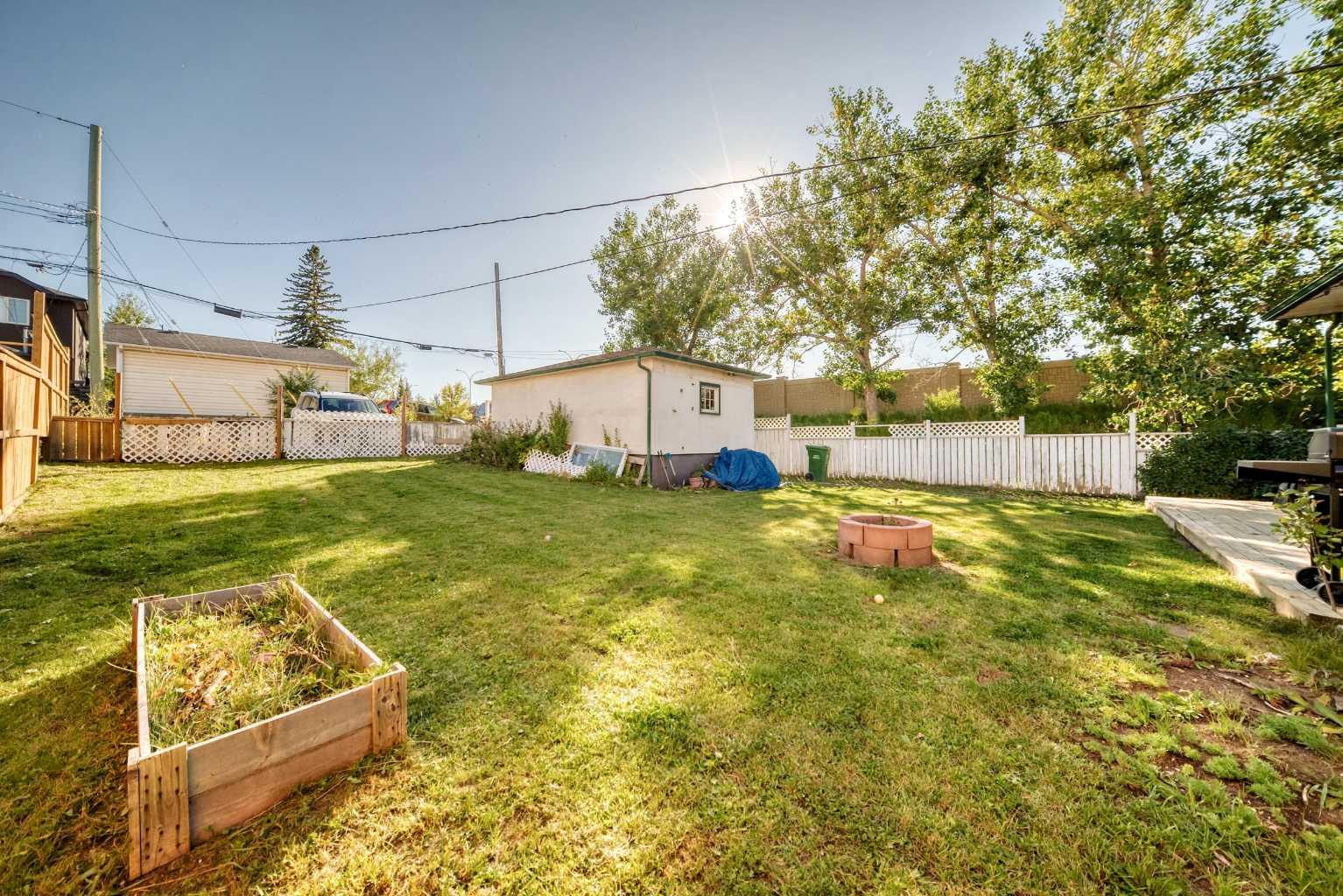 2451 29 Avenue SW