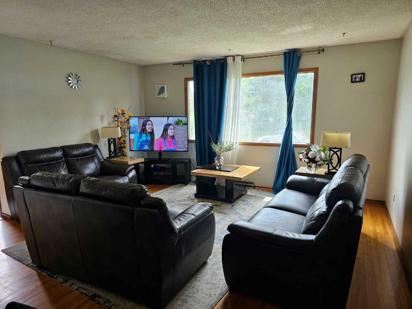 416 & 418 33 Avenue NE