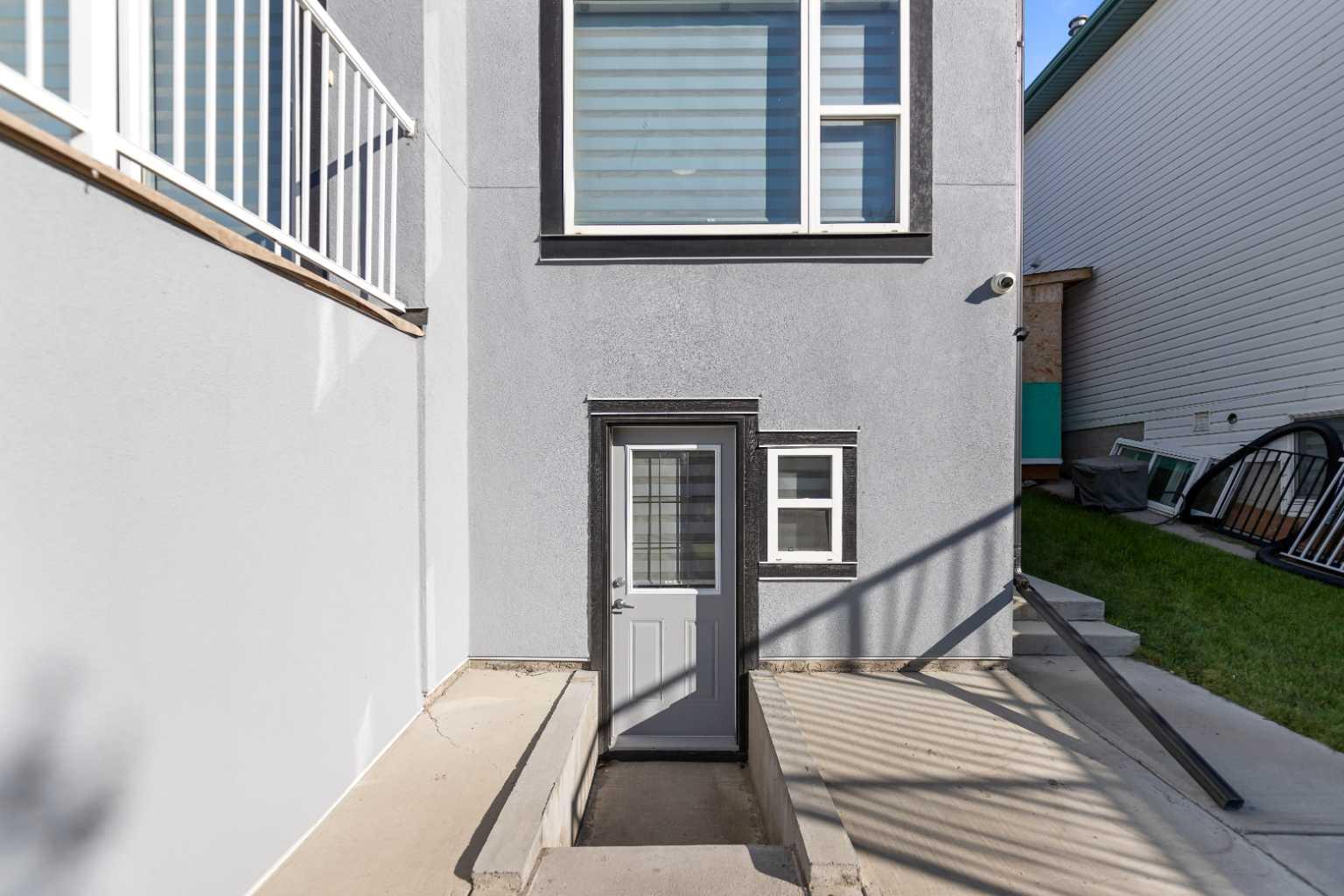 23 Anaheim Circle NE