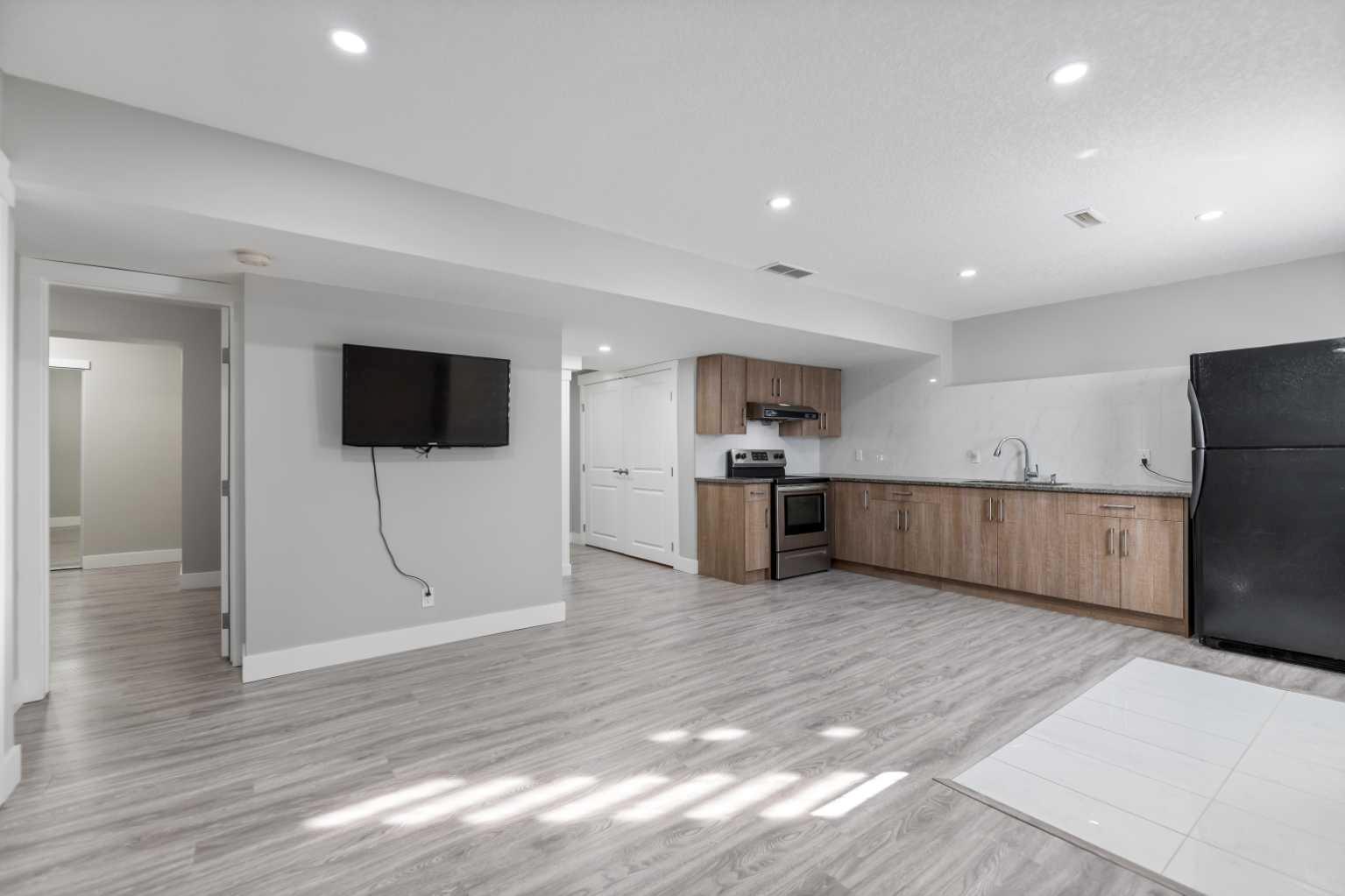 23 Anaheim Circle NE