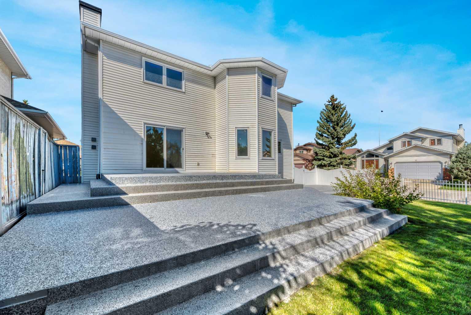 238 Hawktree Bay NW