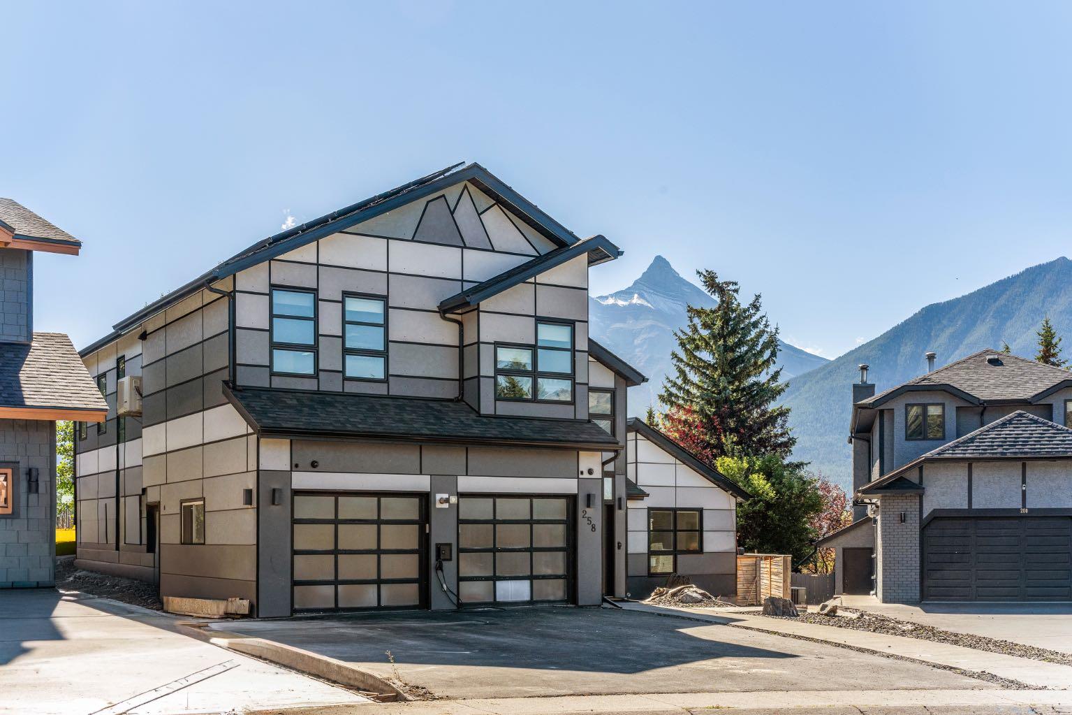 258 Grizzly Crescent 