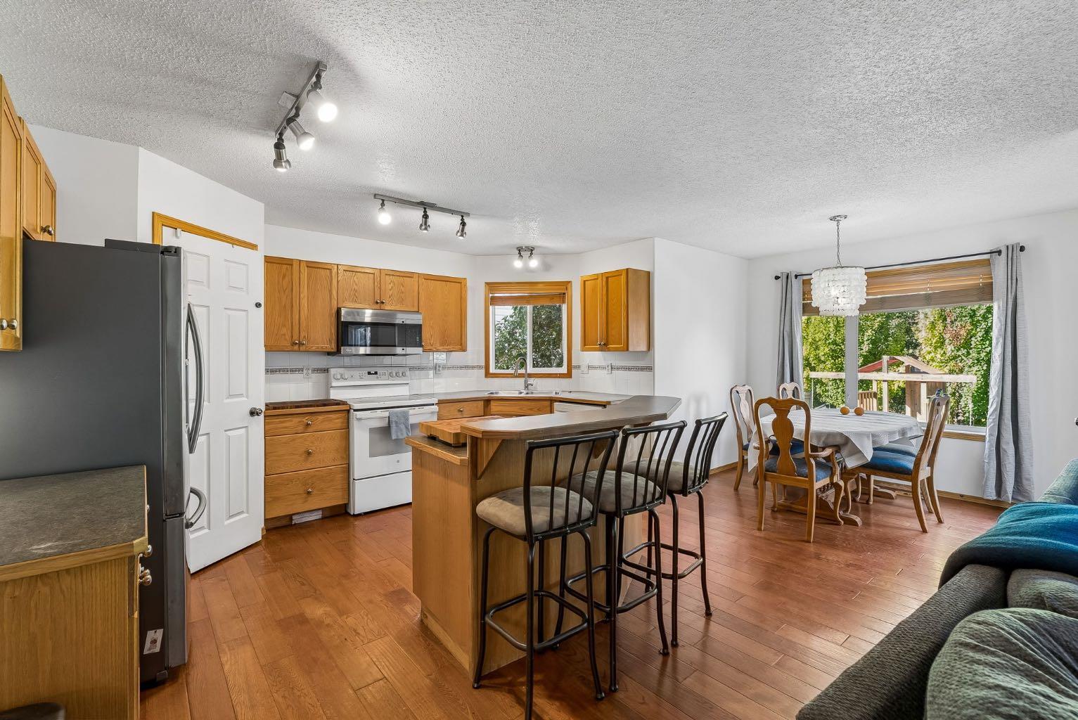 8 Fairways Place NW