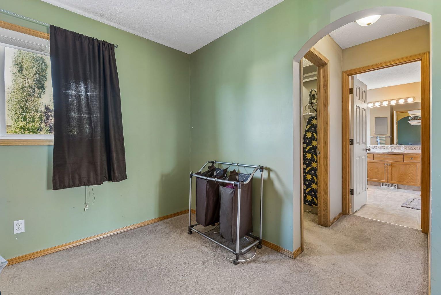 8 Fairways Place NW