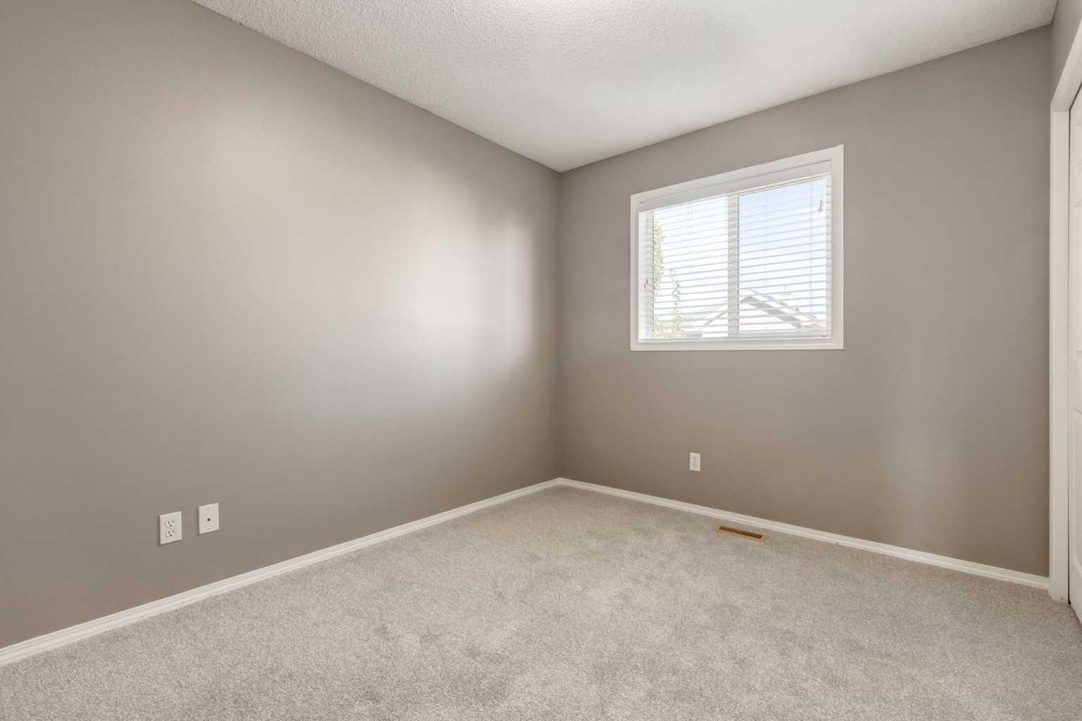 87 Royal Elm Way NW