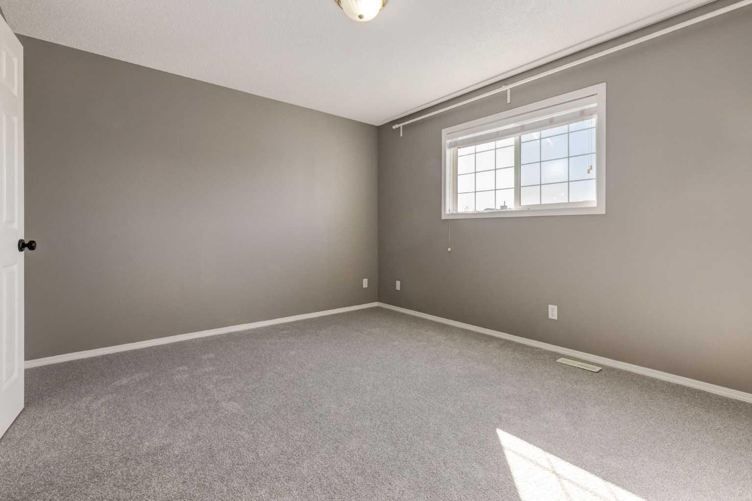87 Royal Elm Way NW