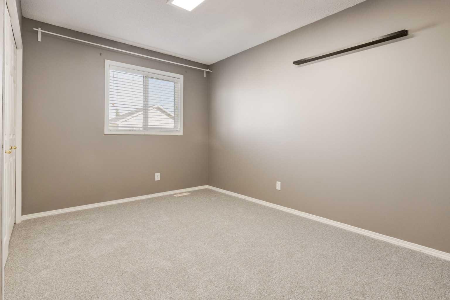87 Royal Elm Way NW