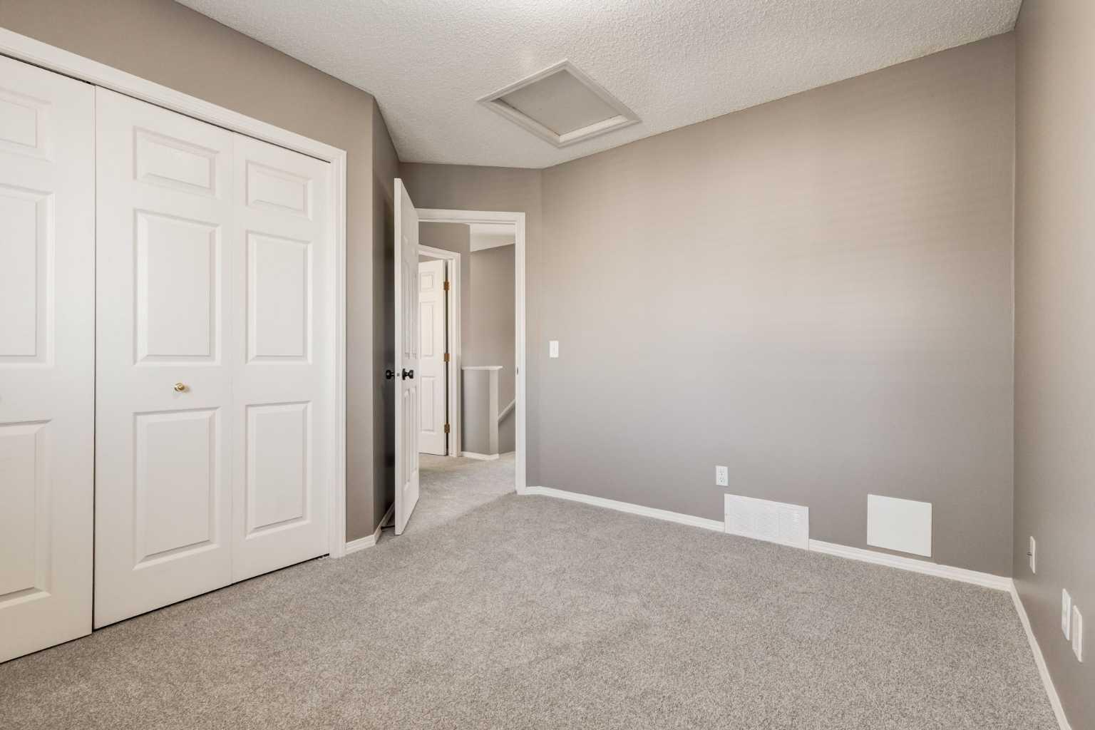 87 Royal Elm Way NW