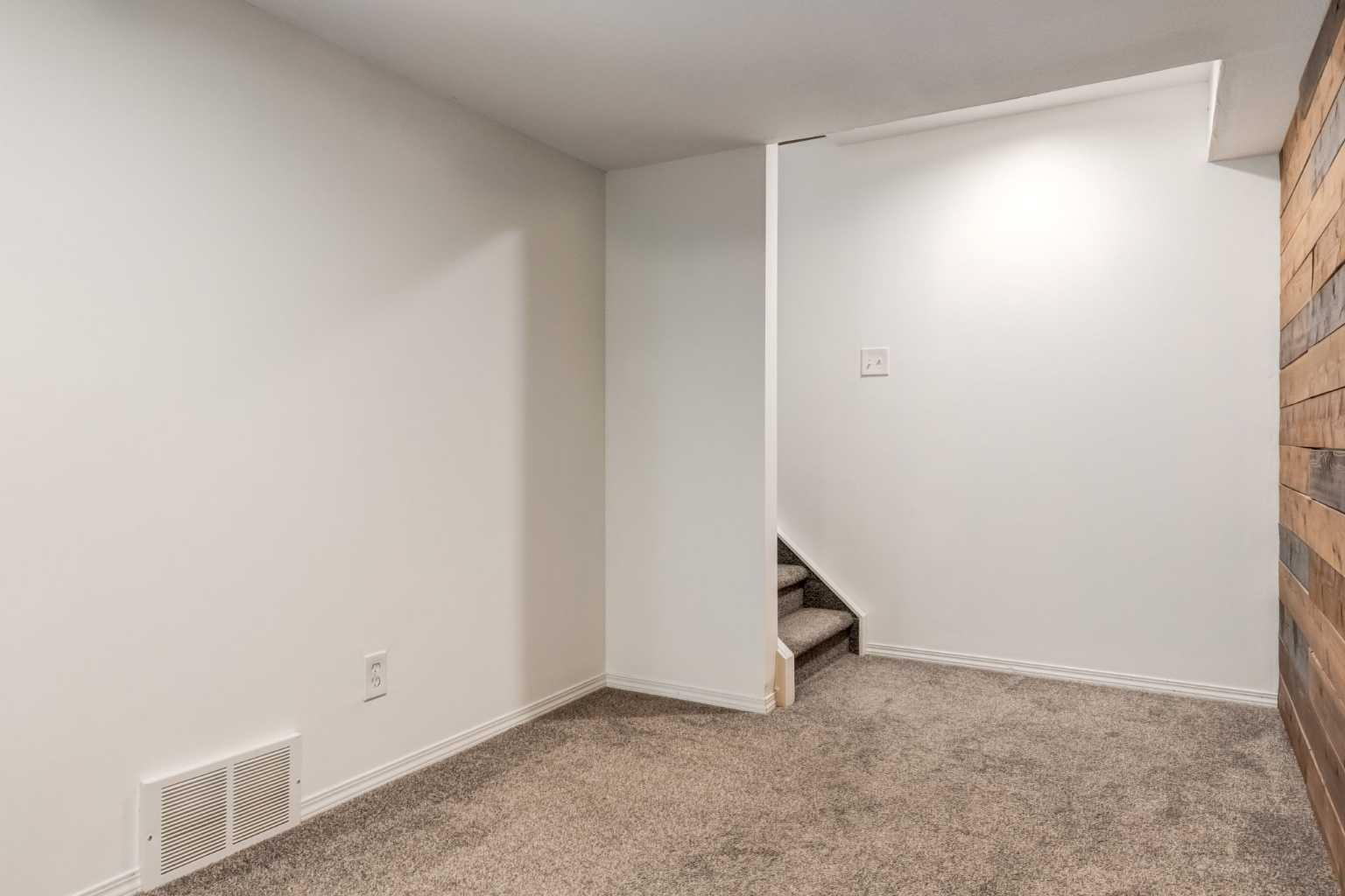 87 Royal Elm Way NW