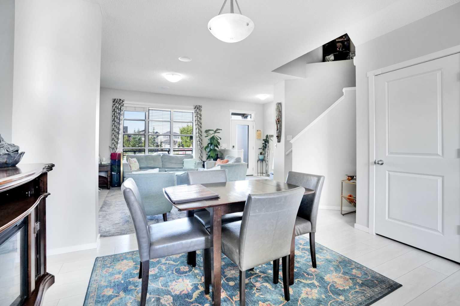 215 Savanna Parade NE