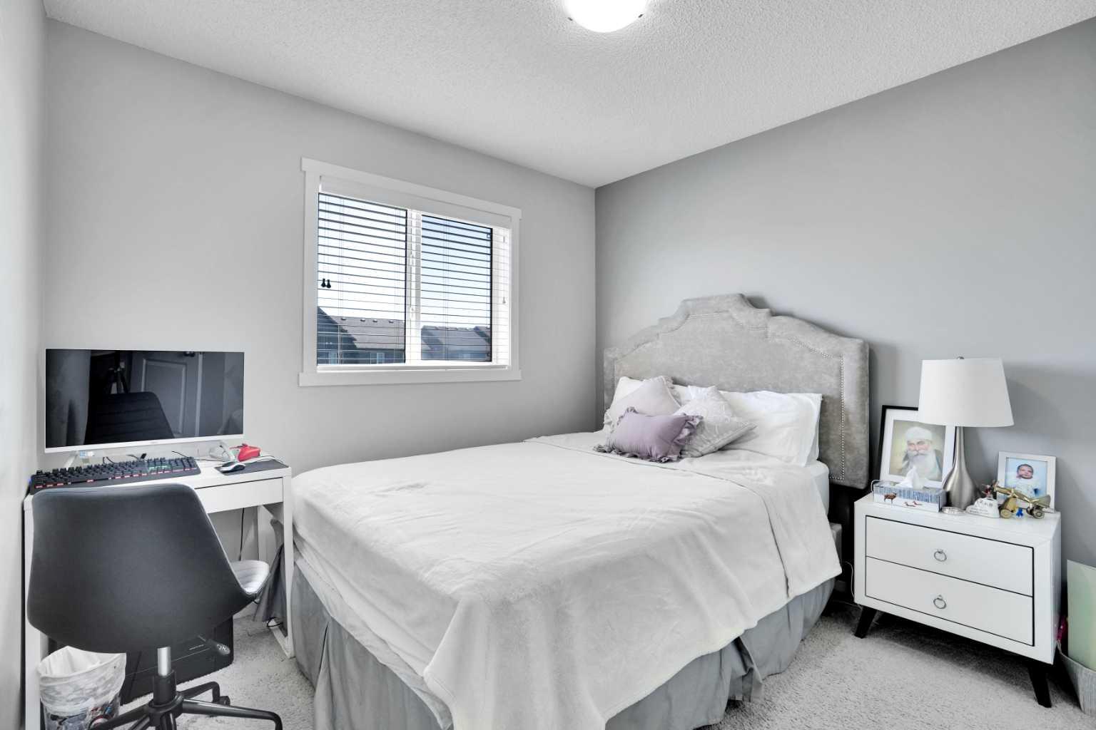 215 Savanna Parade NE