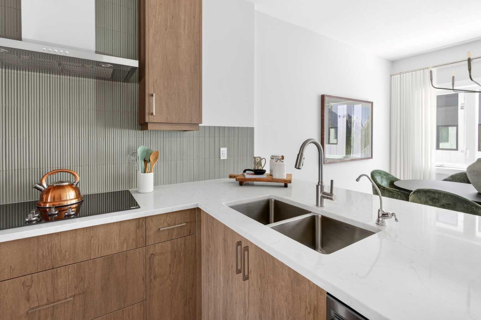712 Sovereign Common SW