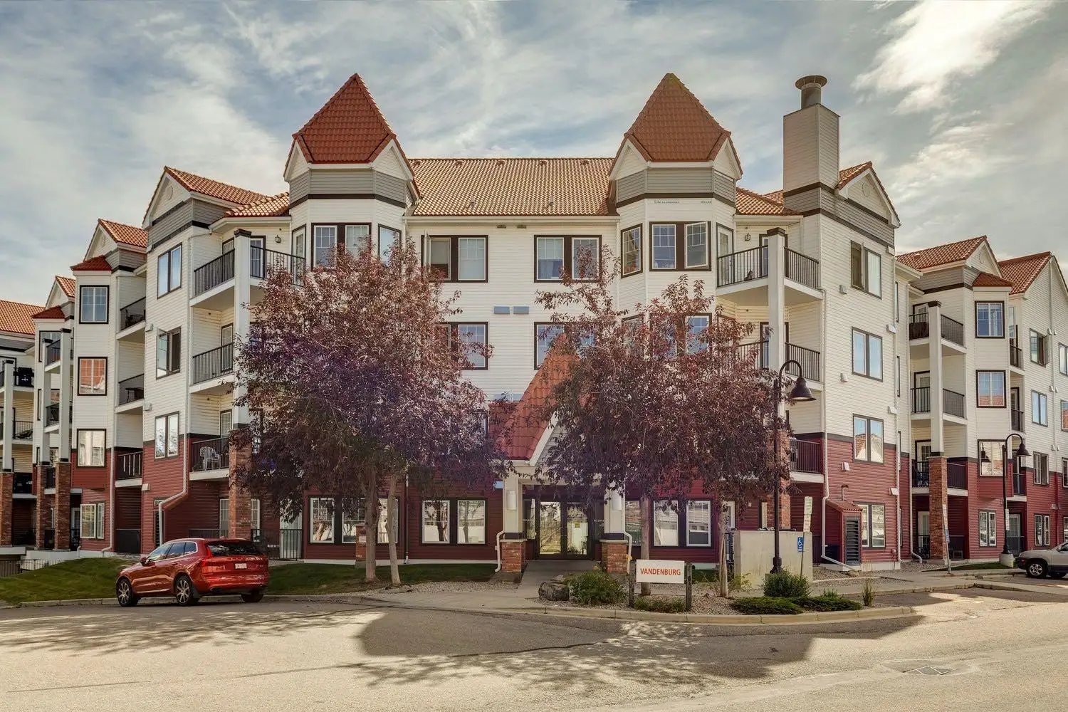 210, 20 Royal Oak Plaza NW