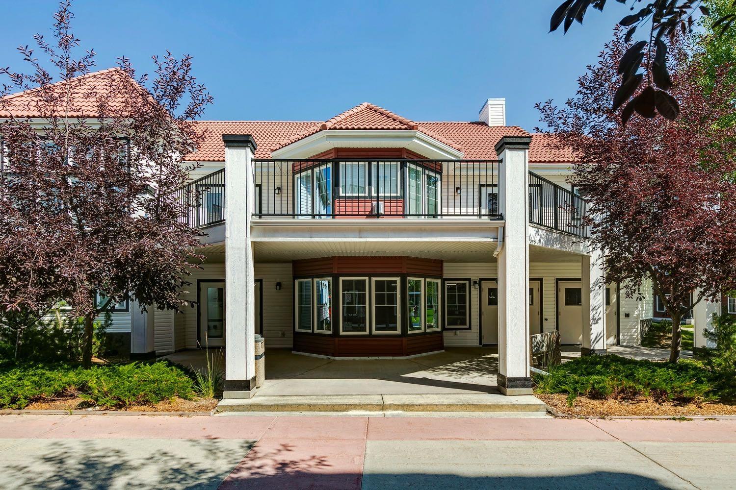 210, 20 Royal Oak Plaza NW