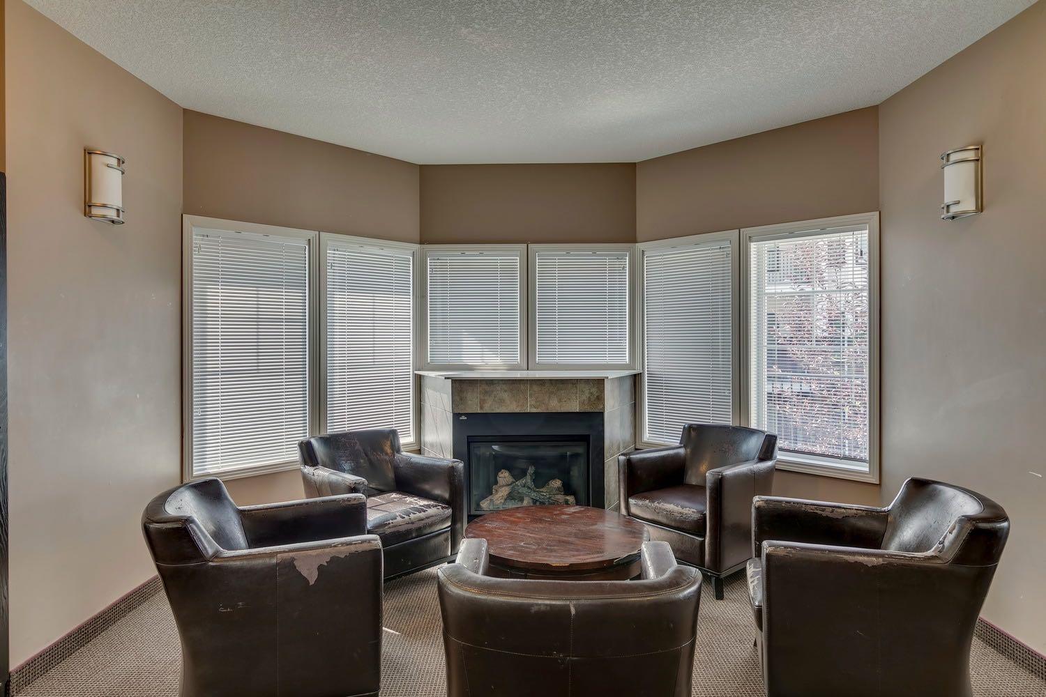 210, 20 Royal Oak Plaza NW