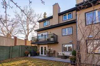 33, 448 Strathcona Drive SW
