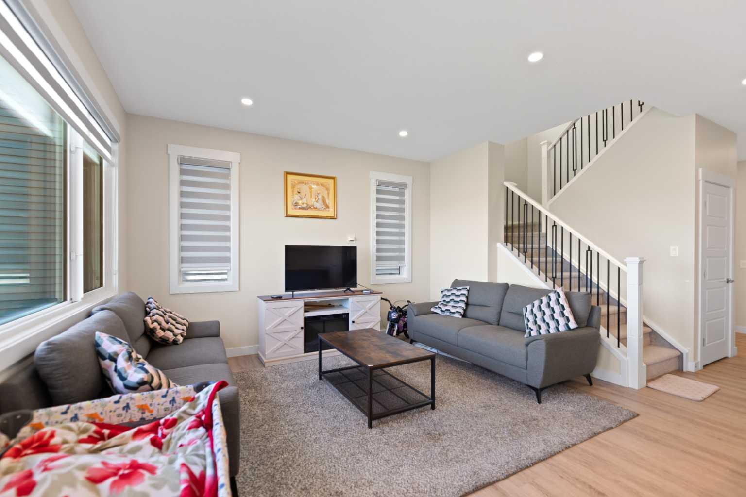 86 Corner Glen Gardens NE