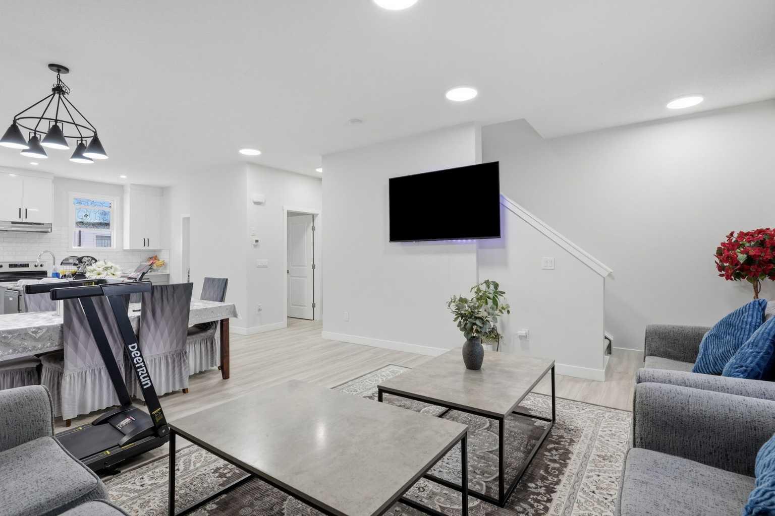 107 Corner Meadows Square NE
