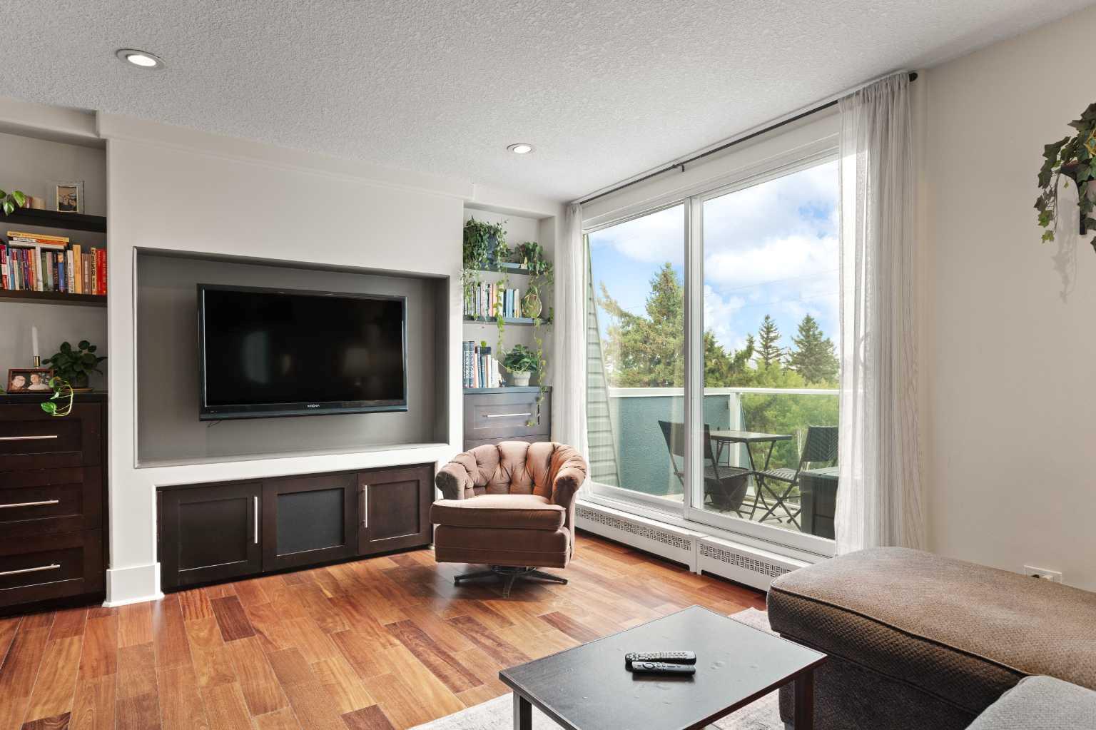 301, 312 Cedar Crescent SW