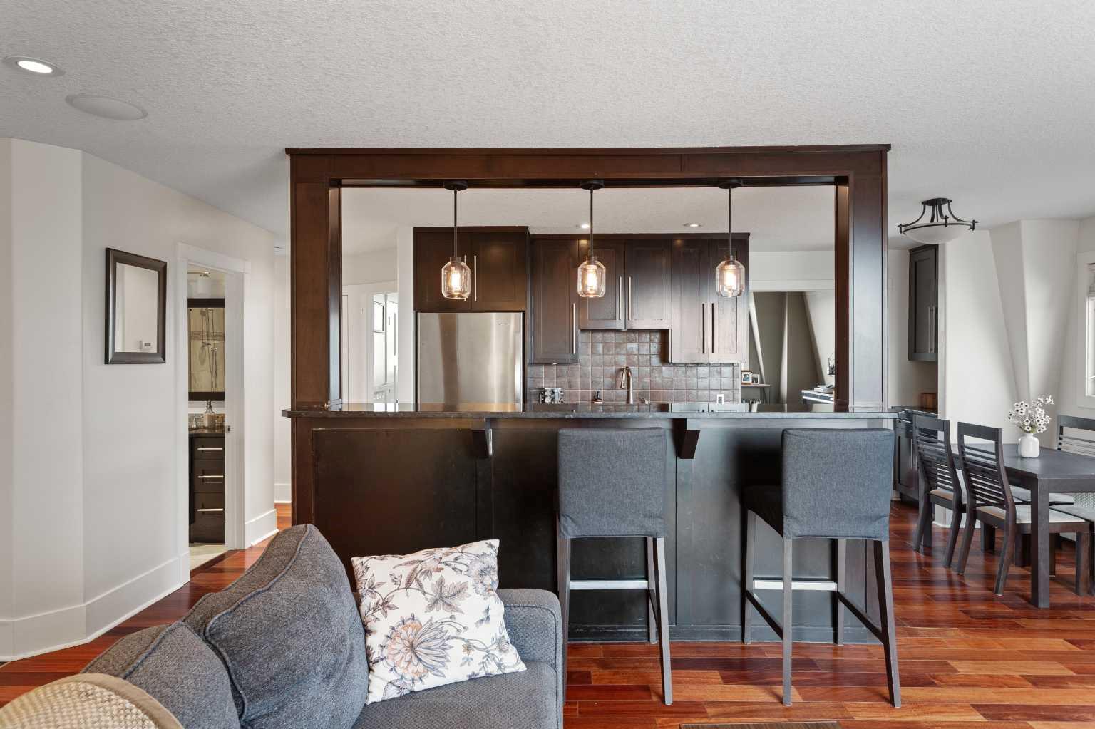 301, 312 Cedar Crescent SW