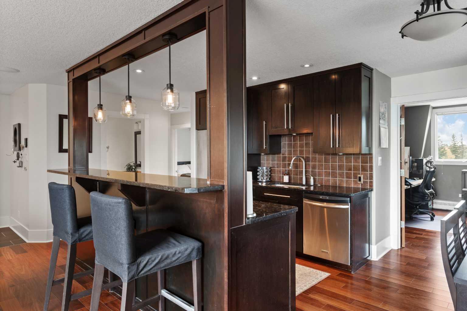 301, 312 Cedar Crescent SW