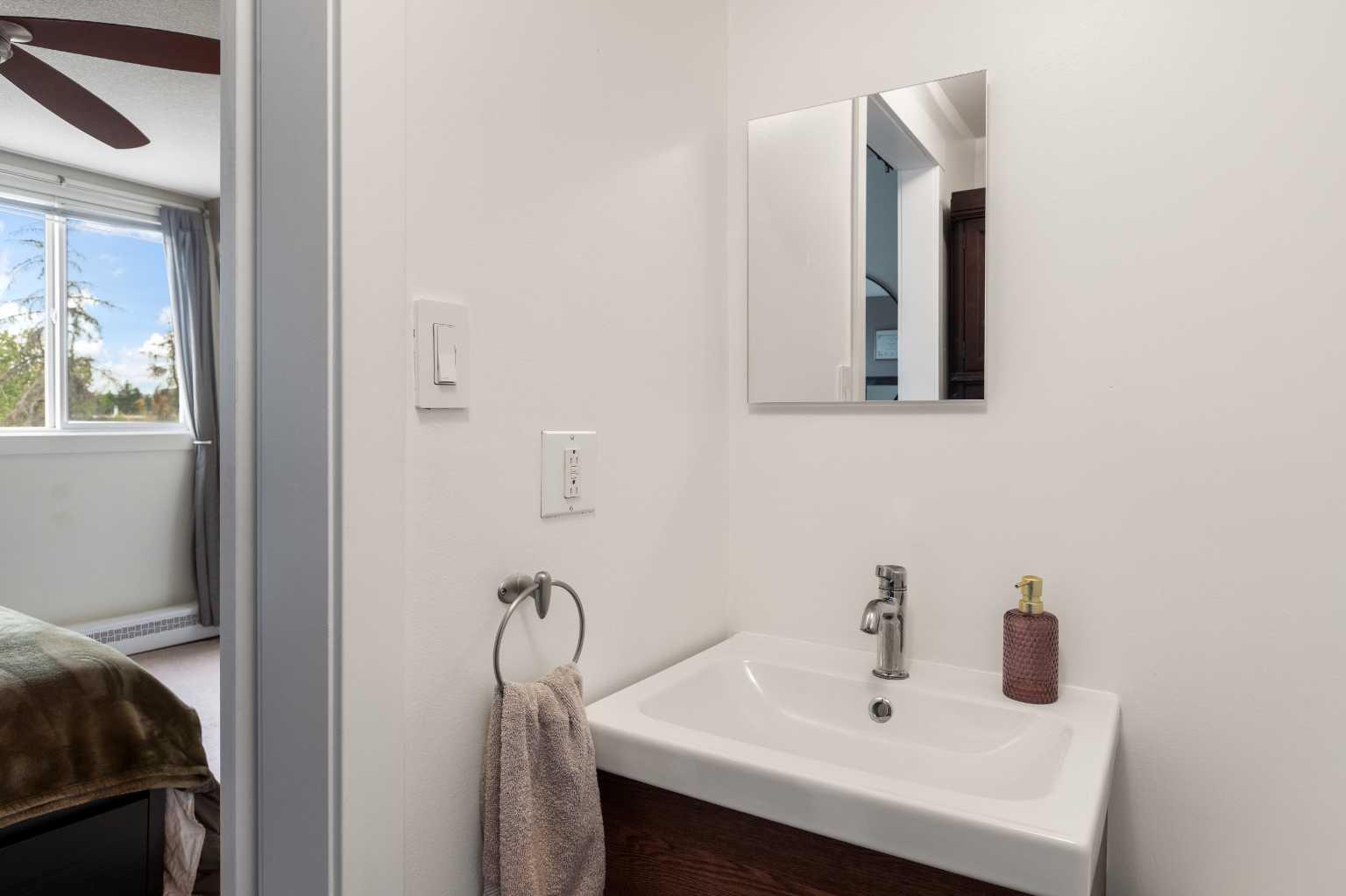 301, 312 Cedar Crescent SW