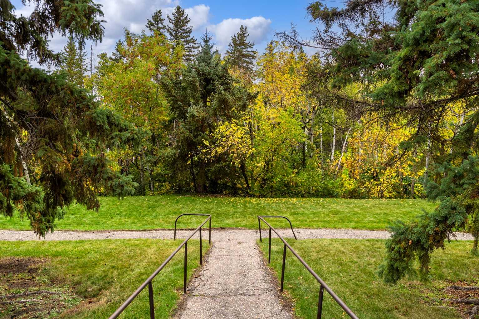 301, 312 Cedar Crescent SW