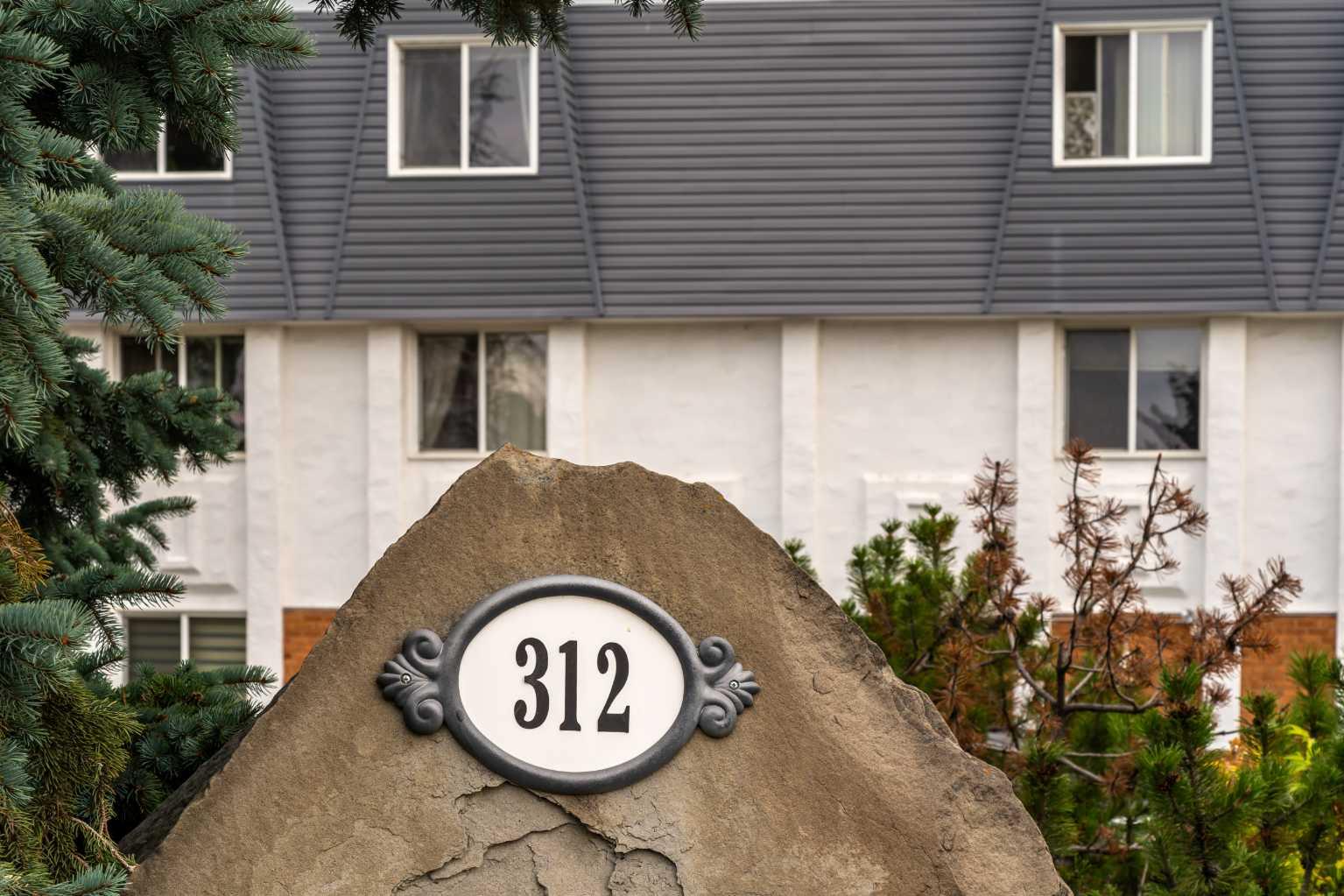 301, 312 Cedar Crescent SW