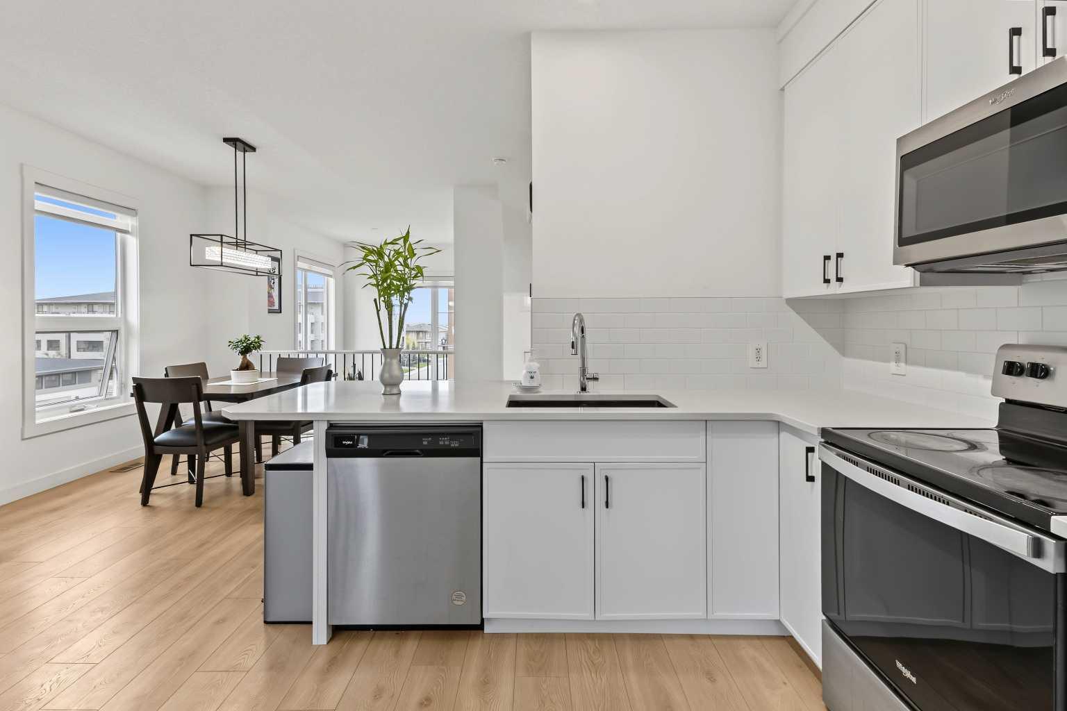 244 Livingston Common NE