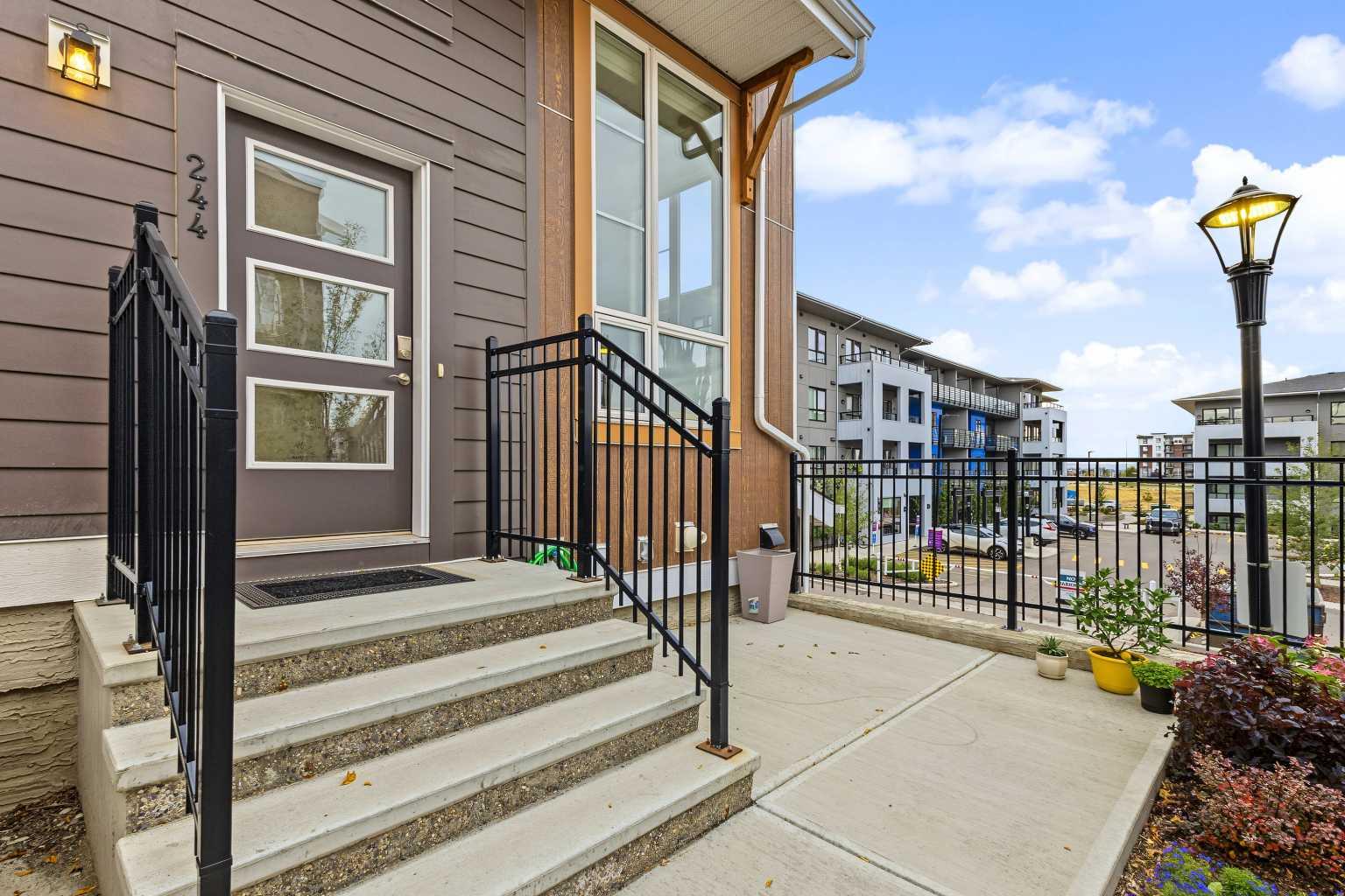 244 Livingston Common NE