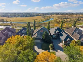 126 Mt Douglas Close SE