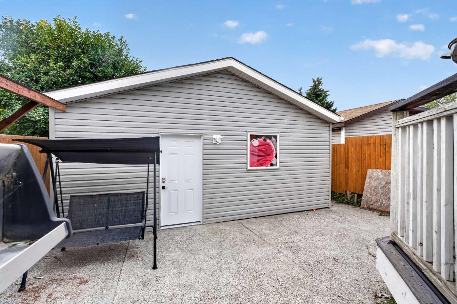 37 Erin Croft Crescent SE