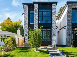 2221 Halifax Crescent NW