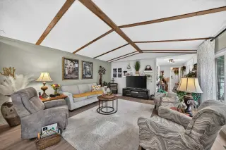 3221 Burroughs Manor NE