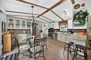 3221 Burroughs Manor NE