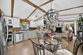 3221 Burroughs Manor NE