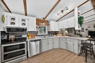 3221 Burroughs Manor NE