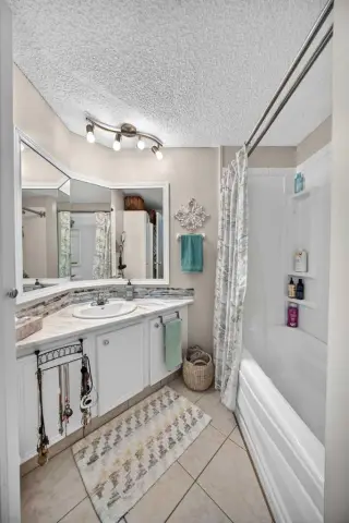 3221 Burroughs Manor NE