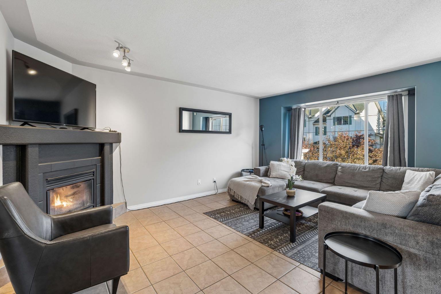 5, 15 Rocky Ridge Gate NW