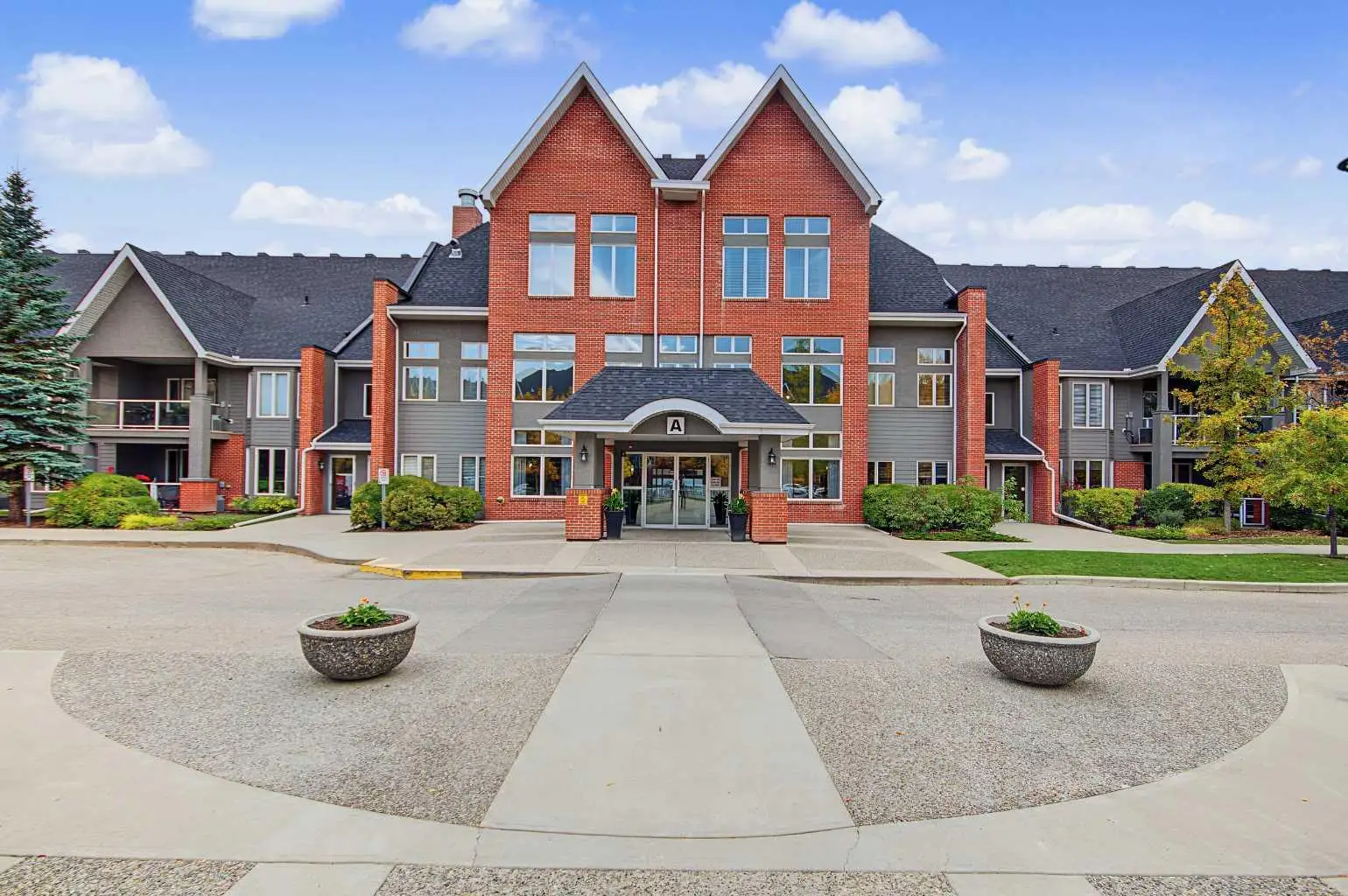 209, 15 Everstone Drive SW
