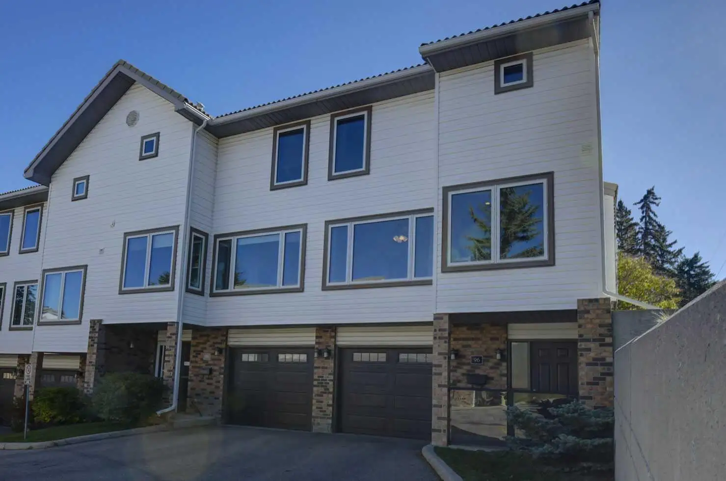 96 Coachway Gardens SW