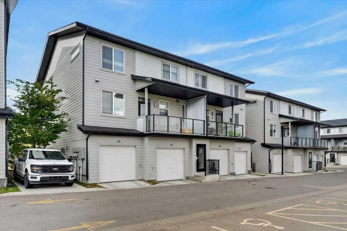 204, 235 Redstone Walk NE